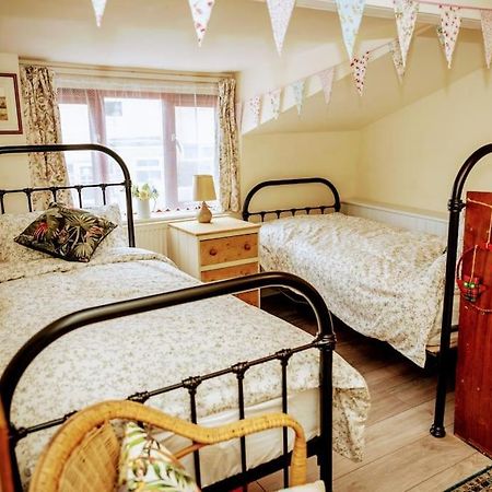 Spacious Charming Cottage Near Lake And Sea ホーンジー エクステリア 写真