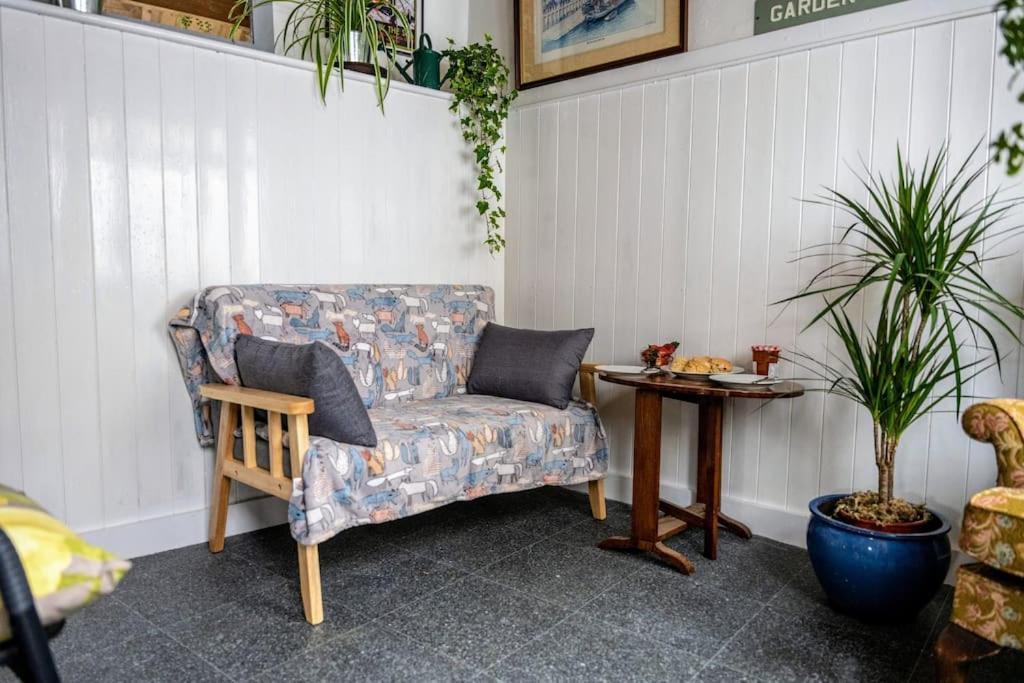 Spacious Charming Cottage Near Lake And Sea ホーンジー エクステリア 写真