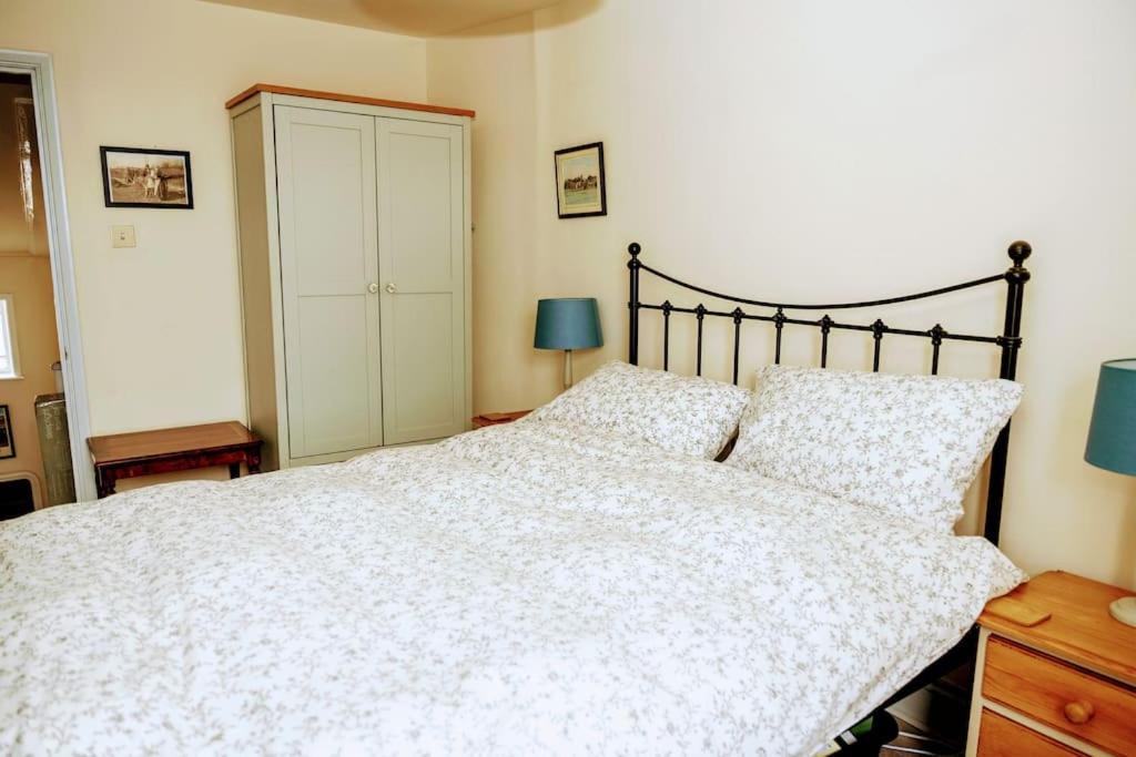 Spacious Charming Cottage Near Lake And Sea ホーンジー エクステリア 写真