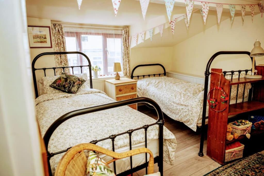 Spacious Charming Cottage Near Lake And Sea ホーンジー エクステリア 写真